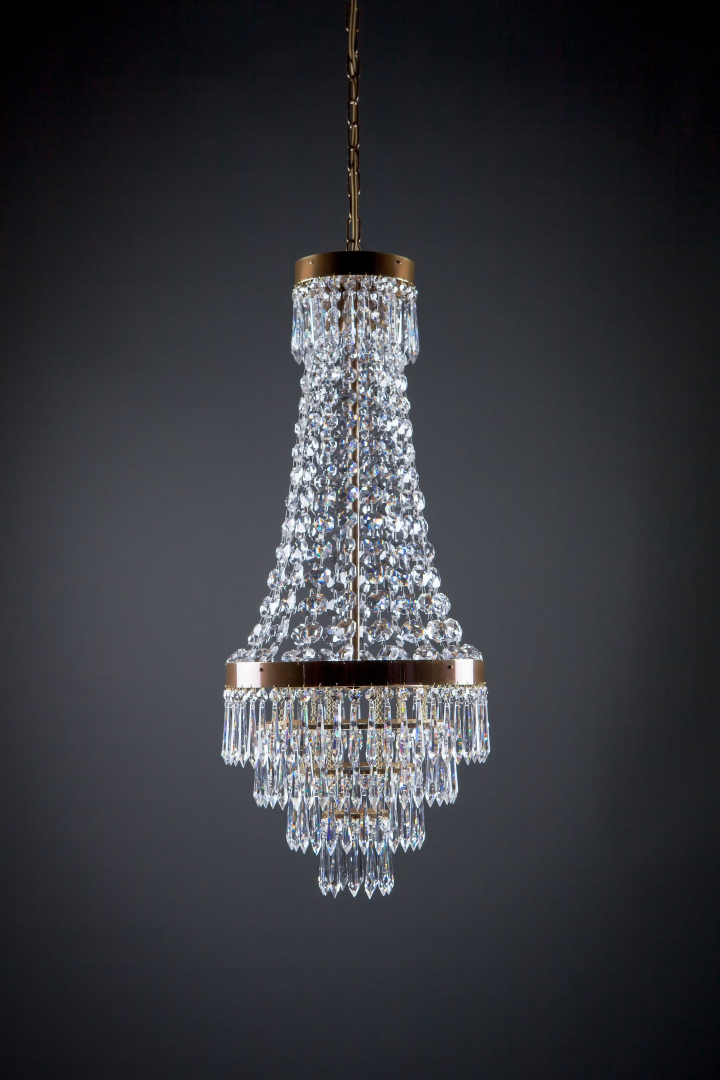 En härlig traditionell glittrande Lilja Puikko 90 ( Pinne ) kristallkrona skapar en atmosfär, en taklampa för traditionellt hem.